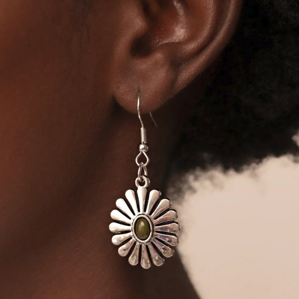 Paparazzi Jewelry Accessories - Delectably Daisy - Green Earrings - Vintage